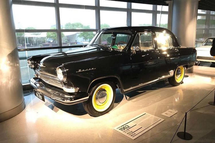 6. Volga M21H 1962 Volga M12H được sản xuất bởi hãng GAZ của Liên Xô và là phương tiện ưa thích của các quan chức Trung Quốc nhờ khung gầm và hệ thống treo được tăng cường (để có thể sống sót qua mùa đông tại Nga) khiến xe có độ tin cậy cao.