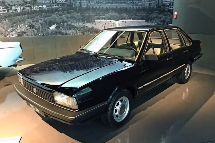 1. Volkswagen Santana 1983 Năm 1982, Công ty Công nghiệp Ô tô và Máy kéo Thượng Hải (hiện tại mang tên SAIC) đã ký hợp đồng liên doanh với Volkswagen để sở hữu quyền mẫu sản xuất xe Santana trong nước. Tới năm 1983, chiếc Santana đầu tiên sản xuất tại Trung Quốc được xuất xưởng, khởi đầu xu hướng liên doanh giữa các hãng xe ôtô Trung Quốc và đối tác nước ngoài.
