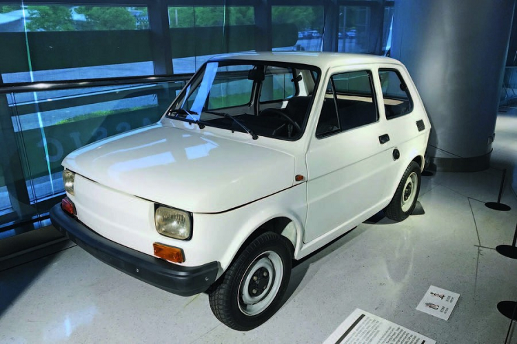 5. Polski-Fiat 126P 1988 Đây là một trong những mẫu xe gia đình đầu tiên được nhập khẩu vào Trung Quốc khi cuộc cải cách kinh tế được bắt đầu. Ở Ba Lan, Fiat 126P là sự lựa chọn phổ biến của cánh lái xe taxi và có biệt danh "gã trai nhỏ nhắn". Trong khi đó, ở Trung Quốc, mẫu xe này lại được đặt biệt danh "củ khoai tây nhỏ".