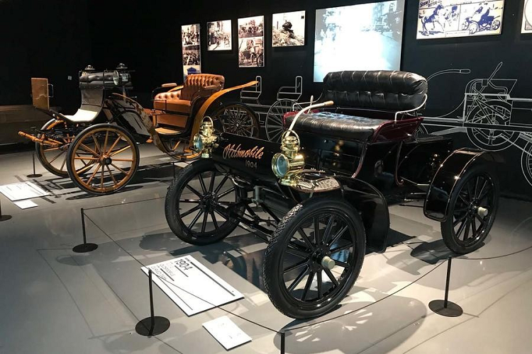 2. Oldsmobile Curved Dash 1903 Bên cạnh danh hiệu mẫu xe đầu tiên được sản xuất hàng loạt, Oldsmobile Curved Dash còn là xe hơi đầu tiên được nhập khẩu vào Trung Quốc.