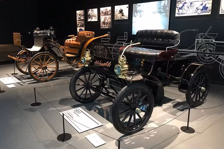 2. Oldsmobile Curved Dash 1903 Bên cạnh danh hiệu mẫu xe đầu tiên được sản xuất hàng loạt, Oldsmobile Curved Dash còn là xe hơi đầu tiên được nhập khẩu vào Trung Quốc.