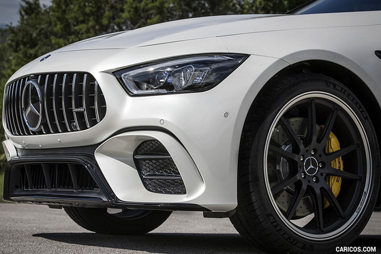 Theo Mercedes-AMG, GT 53 4MATIC+ 4-Door Coupé chỉ mất 7:25:41 phút để hoàn thành 1 vòng tại trường đua Nurburgring. Ngoài ra, ở phiên bản hàng đầu Mercedes-AMG GT 63 S 4MATIC+, xe được trang bị động cơ V8 dung tích 4.0L biturbo (M177) chia sẻ chung với siêu xe AMG GT cho công suất tối đa 639 mã lực và mô-men xoắn cực đại đạt 900Nm.