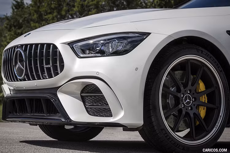 Theo Mercedes-AMG, GT 53 4MATIC+ 4-Door Coupé chỉ mất 7:25:41 phút để hoàn thành 1 vòng tại trường đua Nurburgring. Ngoài ra, ở phiên bản hàng đầu Mercedes-AMG GT 63 S 4MATIC+, xe được trang bị động cơ V8 dung tích 4.0L biturbo (M177) chia sẻ chung với siêu xe AMG GT cho công suất tối đa 639 mã lực và mô-men xoắn cực đại đạt 900Nm.