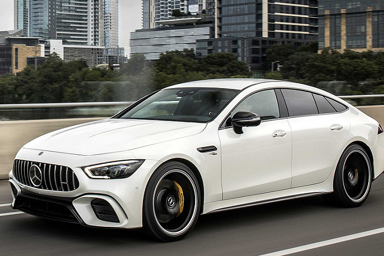 Bên dưới nắp ca-pô Mercedes-AMG GT 53 4MATIC+ 4-Door Coupé là động cơ 6 xy-lanh thẳng hàng dung tích 3.0L tăng áp cho công suất 435 mã lực và mô-men xoắn cực đại 520Nm. Sức mạnh được truyền xuống bốn bánh 4MATIC thông qua hộp số tự động 9 cấp AMG SPEEDSHIFT TCT. Nhờ đó, chiếc sedan có thể tăng tốc từ 0 – 100 km/h chỉ trong 4,5 giây trước khi đạt tốc độ tối đa 285 km/h.