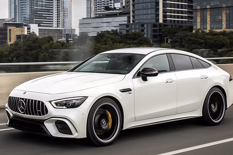 Bên dưới nắp ca-pô Mercedes-AMG GT 53 4MATIC+ 4-Door Coupé là động cơ 6 xy-lanh thẳng hàng dung tích 3.0L tăng áp cho công suất 435 mã lực và mô-men xoắn cực đại 520Nm. Sức mạnh được truyền xuống bốn bánh 4MATIC thông qua hộp số tự động 9 cấp AMG SPEEDSHIFT TCT. Nhờ đó, chiếc sedan có thể tăng tốc từ 0 – 100 km/h chỉ trong 4,5 giây trước khi đạt tốc độ tối đa 285 km/h.