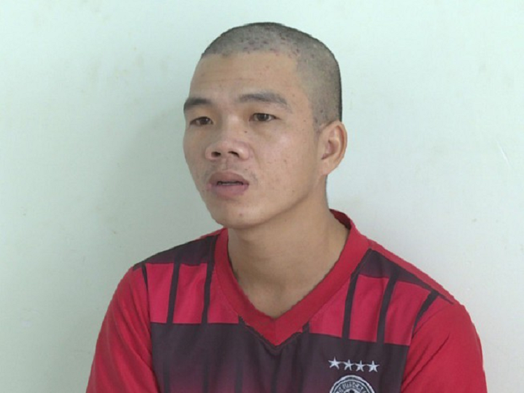 Du be trai ra san van dong roi xam hai tinh duc