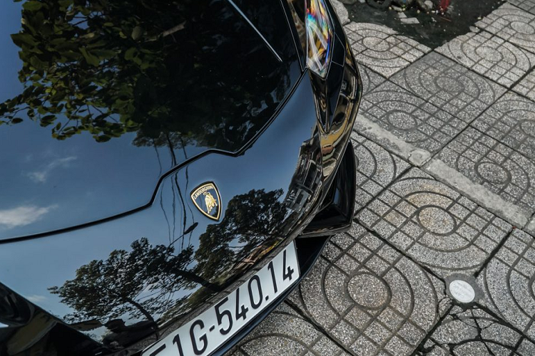 Xe sử dụng lốp Pirelli P Zero kích thước 245/30 cho bánh trước và 305/30 cho bánh sau.