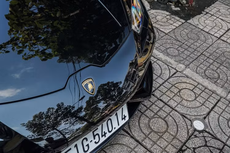 Xe sử dụng lốp Pirelli P Zero kích thước 245/30 cho bánh trước và 305/30 cho bánh sau.