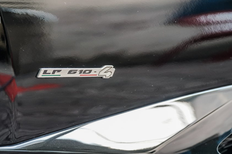 Minh chứng cho điều này, nhiều chi tiết trên xe như lưới tản nhiệt, tay nắm cửa, gương, nắp bình xăng,…đều có thiết kế sáu cạnh.