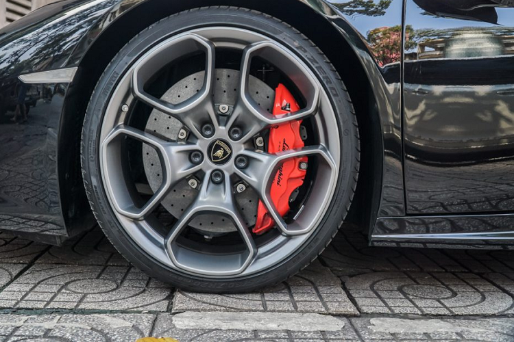 Bên trong, khoang nội thất của chiếc Lamborghini Huracan màu đen độc nhất Việt Nam được bọc da kết hợp cùng da lộn Alcantara theo phối màu Sportivo đỏ – đen bắt mắt.
