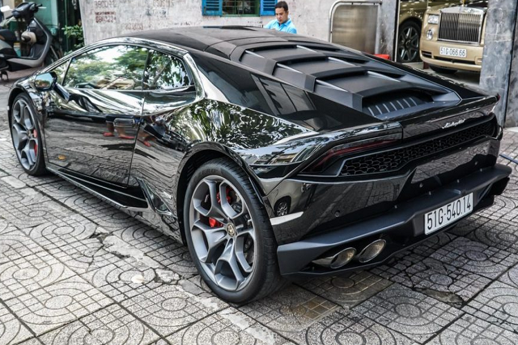 Lambroghini Huracan sử dụng động cơ V10 hút khí tự nhiên, dung tích 5.2 lít. Động cơ sản sinh công suất 601 mã lực và 560 Nm mô-men xoắn.