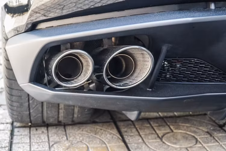 Sức mạnh được truyền đến bốn bánh xe thông qua hộp số ly hợp kép 7 cấp. Với sức mạnh này, Huracan LP610-4 có thể tăng tốc 0-100 km/h trong 3,2 giây và đạt vận tốc tối đa 330 km/h.