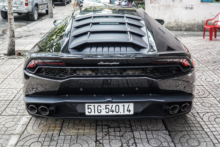 Ở nội thất, Lamborghini cũng áp dụng thiết kế giống khoang lái máy bay với những nút bấm, công tắc hầm hố. Dĩ nhiên, thiết kế lục giác cũng không thể không có mặt.