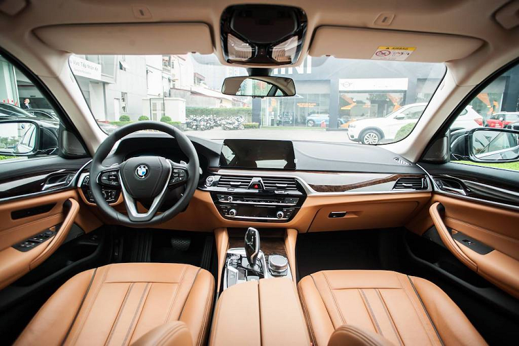 Ngoài động cơ, 530i còn có nhiều trang bị tiêu chuẩn hơn so với 520i. Ở ngoại thất, chiếc xe có sẵn mâm 18 inch thay vì 17 inch, đèn pha Adaptive LED thông minh, camera quan sát 3D, và gói trang trí Luxury Line mạ chrome.