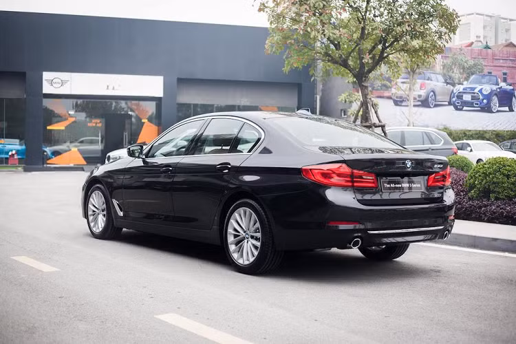 Theo liên doanh BMW Thaco, mức giá xe BMW 5 Series niêm yết lần lượt là 2,398 và 3,069 tỷ đồng. Tuy nhiên hiện tại, các showroom BMW đang chào giá mới cho những model 5 Series chỉ 2,159 và 2,919 tỷ đồng.