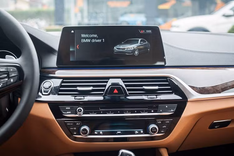 Trong khi đó, nội thất của phiên bản này cũng vượt trội hơn về chất liệu da sử dụng, đèn viền trang trí đổi 6 màu thay vì 1 màu như 520i, bảng đồng hồ full kỹ thuật số, màn hình hệ thống thông tin giải trí lớn hơn, lẫy chuyển số sau vô-lăng, ốp gỗ thay vì kim loại...