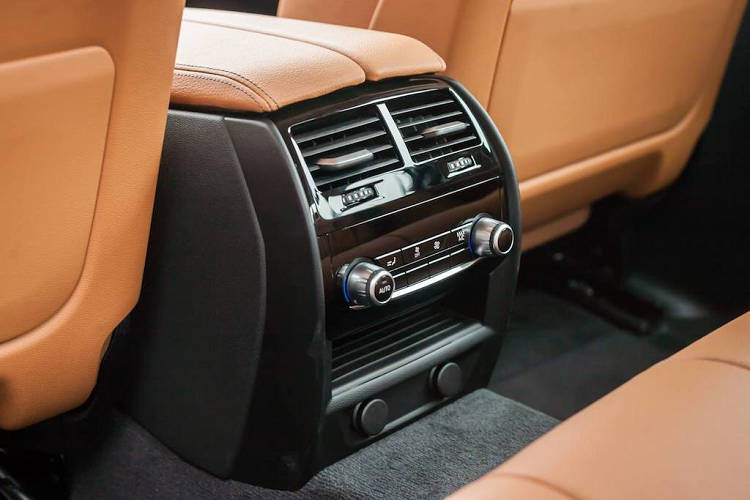 Tuy nhiên nếu so với 2 phiên bản tương đương của E-Class là E 200 (2,13 tỷ đồng) và E 300 AMG (2,833 tỷ đồng), 5 Series G20 vẫn đắt hơn một chút.