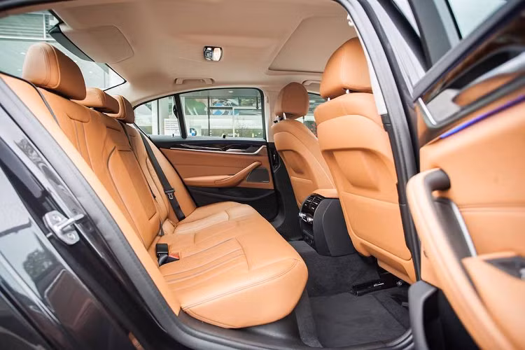 Bù lại, khách hàng sẽ có một chiếc sedan hạng sang cỡ trung nhập khẩu châu Âu và thuộc thế hệ mới nhất của 5 Series.