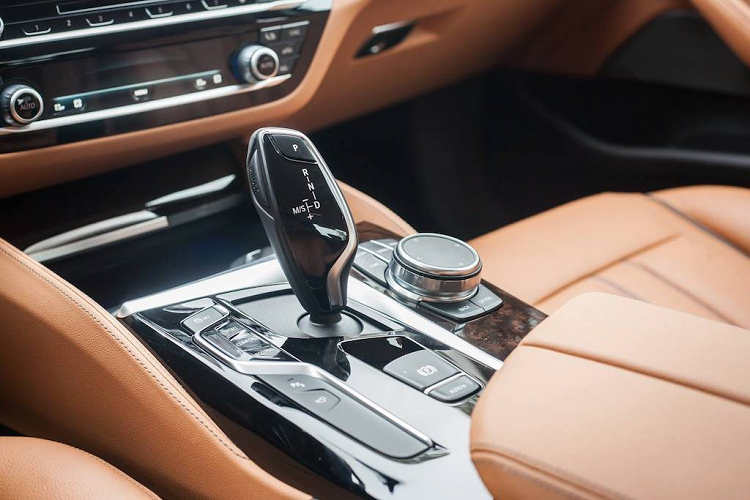 Việc BMW giảm giá 5 Series thế hệ mới được cho là nhằm cạnh tranh với Mercedes E-Class 2019, vừa có phiên bản nâng cấp ra mắt Việt Nam vào mùa hè qua.