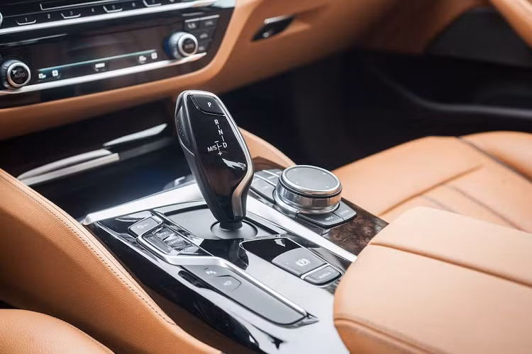 Việc BMW giảm giá 5 Series thế hệ mới được cho là nhằm cạnh tranh với Mercedes E-Class 2019, vừa có phiên bản nâng cấp ra mắt Việt Nam vào mùa hè qua.