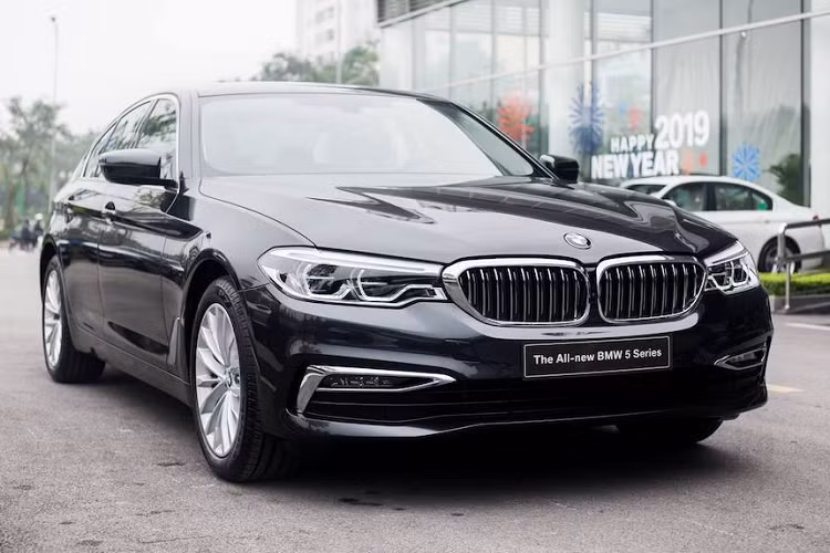 Được nhập khẩu từ châu Âu và phân phối chính hãng từ Thaco kể từ đầu năm, mẫu xe sang BMW 5 Series thế hệ mới với tên mã G30 có 2 phiên bản tại Việt Nam là 520i và 530i.
