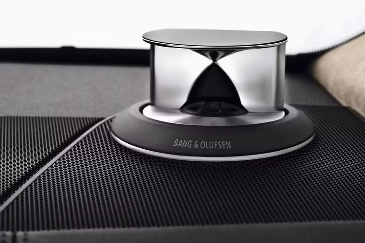Các hệ thống Bang and Olufsen trên Audi lấp đầy không gian nội thất với nhiều loa nhất có thể và công suất cao, nhưng cùng với tường âm thanh khổng lồ, Bang &amp; Olufsen luôn mang tới sự trong trẻo nên bạn có thể nghe rõ từng nhịp trống hay phím đàn piano.