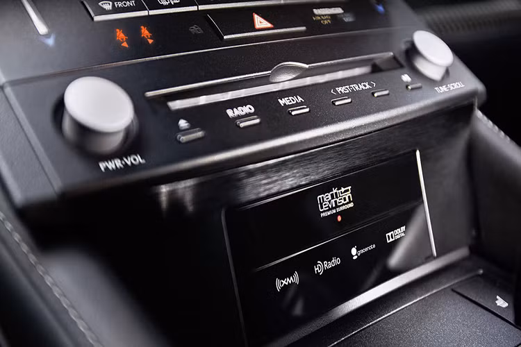 Bản thân Mark Levinson cũng đã nảy ra ý tưởng âm thanh xe cao cấp trong năm 1979, và Lexus đã tận dụng lợi thế các hệ thống đó tốt đến thế nào trong năm 2001 và cung cấp chúng làm một tùy chọn bổ sung trên nhiều mẫu xe kể từ đó.