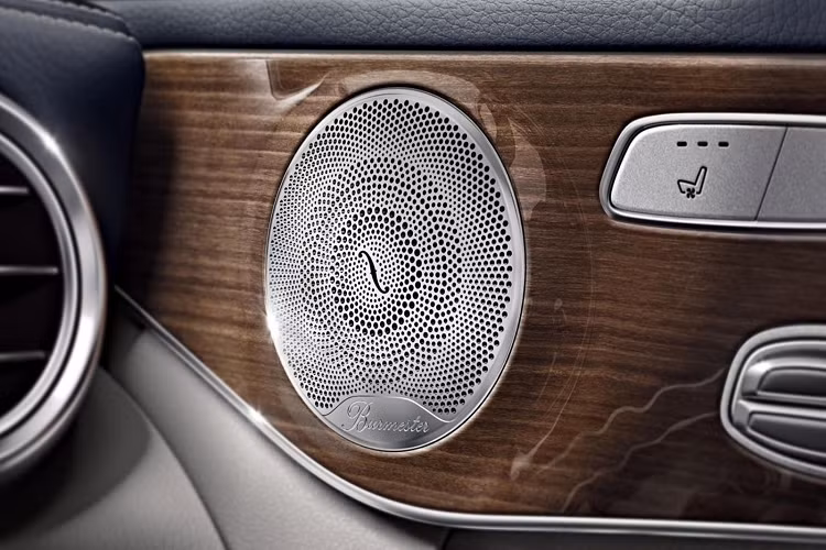 Burmester trên xe Mercedes-Benz không phụ thuộc vào công suất (watts), mà nhắm tới công nghệ âm thanh ba chiều vốn rất khó để có được một cách ổn định thông qua nhiều loại âm nhạc khác nhau.