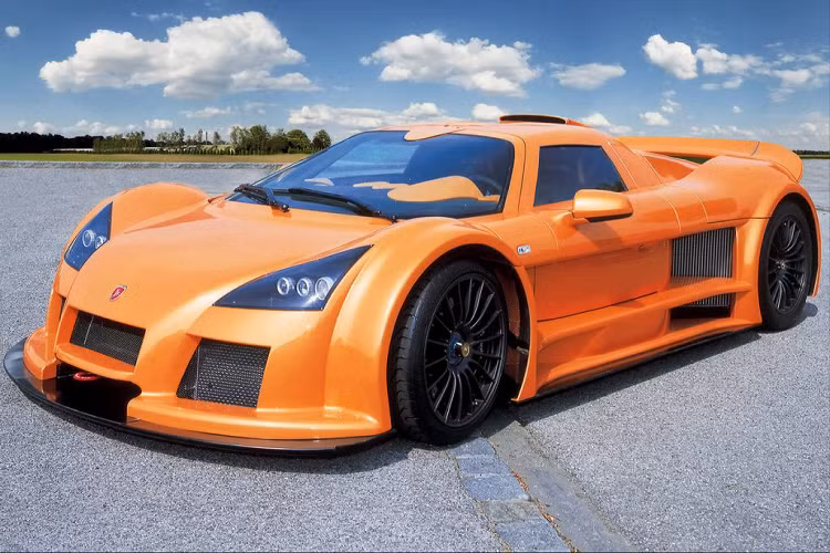 Gumpert Apollo - Siêu xe Apollo là niềm tự hào của hãng Gumpert – hãng xe do ông Ronald Gumpert, nhân viên cũ của Audi sáng lập. Gumpert Apollo mang trong mình động cơ V8, sản xuất từ 2005 đến 2012 tại Altenburg, Đức. Gumpert Apollo được chế tạo thủ công với thân xe bằng sợi carbon. Khối lượng tổng thể chỉ từ 1.100 kg đến 1.200 kg.