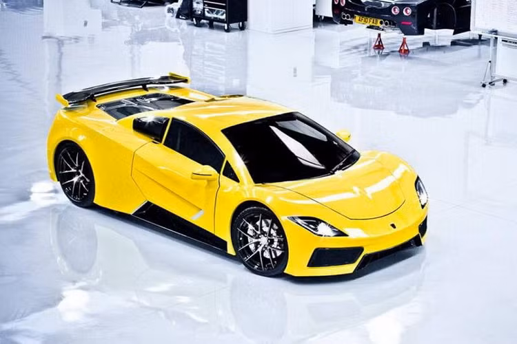 Arash AF8 - Siêu xe Anh quốc này vận hành bằng khối động cơ V8 dung tích 7.0L với công nghệ do GM sản xuất và được đặt ở giữa thân xe, có khả năng sản sinh lượng công suất lên tới 550 mã lực nhờ đạt mô men xoắn cực đại 640 Nm khá ấn tượng, qua đó cho phép xe tăng tốc được từ 0 – 100 km/h chỉ trong 3,5 giây, tốc độ tối đa đạt trên 322 km/h.