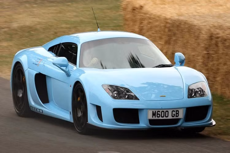 Noble M600 là siêu xe được chế tạo bởi hãng sản xuất ôtô nhỏ lẻ Anh quốc – Noble, được thành lập từ năm 1999. Noble M600 được trang bị động cơ V8 do Volvo sản xuất. Động cơ đi kèm 2 bộ tăng áp Garrett nên sản sinh công suất tối đa 450 mã lực ở chế độ Road, 550 mã lực ở chế độ Track và 650 mã lực ở chế độ Race.