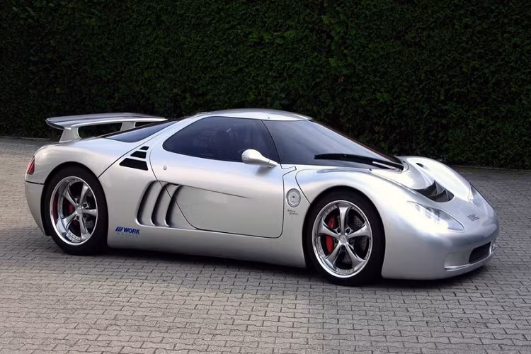 Lotec Sirius - là một hãng xe nhỏ của Đức có mối quan hệ hợp tác gần gũi với “ông lớn” Mercedes-Benz. Siêu xe Lotec Sirius sở hữu động cơ Mercedes-Benz V12, tăng áp kép, 48 van, 6.0L cho công suất 1.200 mã lực tại vòng tua 6.300 vòng/phút. Mô-men xoắn cực đại 1.321Nm tại vòng tua 3.400 vòng/phút. Sirius sở hữu hộp số CIMA song hành cùng động cơ. Thân xe là sự kết hợp tối đa giữa cacbon, sợi Kevlar và sợi thủy tinh.