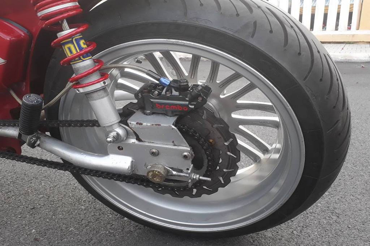 Tại Tây Ninh, một người chơi xe cũng đã tự tạo ra cho mình một bản độ Super Cub 82 đèn vuông đời cũ, chiếc Street Cub này nổi bật nhất ở cặp mâm nhiều nan đường kính 17 inch và bản rộng, do vốn là vành độ dành cho ô tô. Bọc xung quanh bộ mâm là lốp sau Michelin Road 4 của xe phân khối lớn với bản 190/55/17, bé hơn so với vành nhưng được cố lắp để khiến lốp bè ra, tròn trịa hơn.