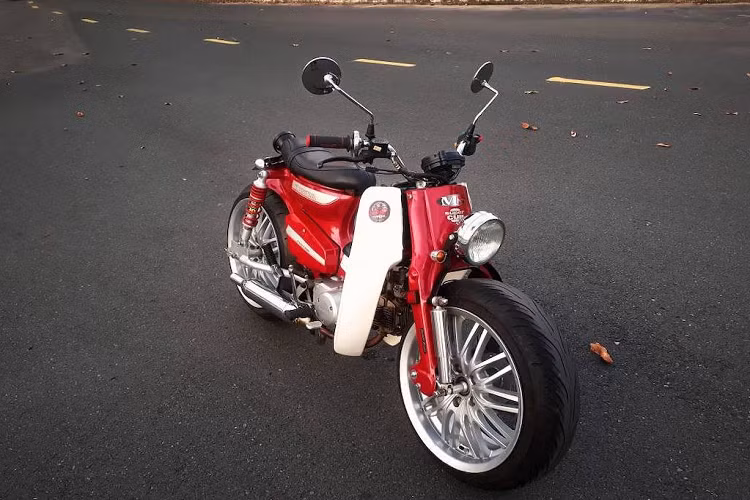 Vào khoáng năm 2010, những người chơi xe Indonesia đã nghĩ ra một phong cách độ mới để khiến dòng x e máy Honda Super Cub đình đám, giúp nó trở nên cá tính và độc đáo hơn trong khi vẫn không mất đi nhiều những đường nét nguyên bản.