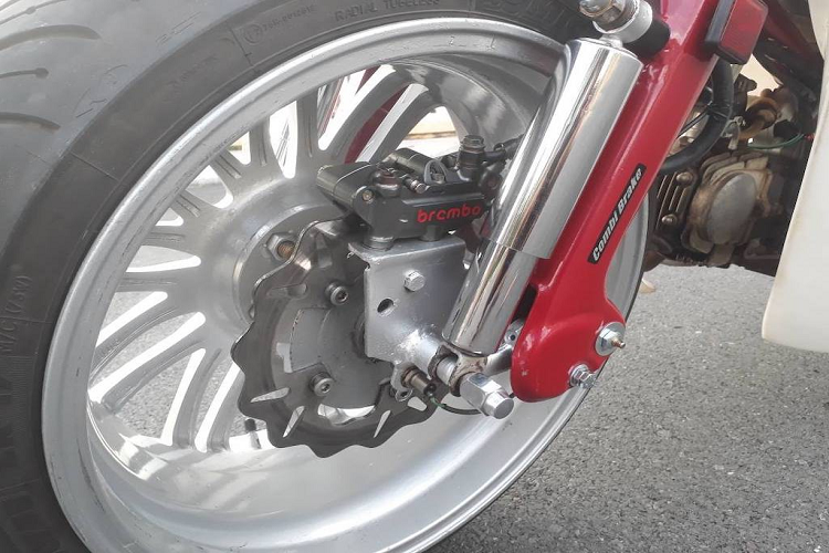 Ban đầu bề rộng của vành mâm của những bản độ này chỉ lớn hơn một chút so với xe nguyên bản, sau đó các dân chơi đã tìm cách độ cả mâm của mô tô phân khối lớn và thậm chí là ôtô vào những chiếc Cub của mình.