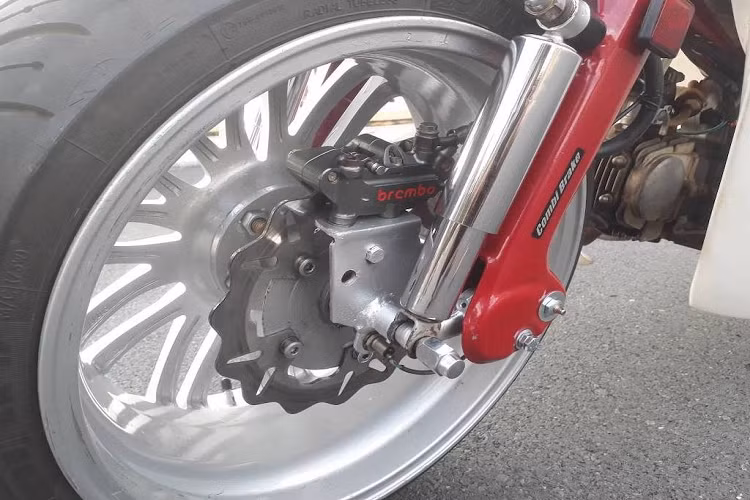 Ban đầu bề rộng của vành mâm của những bản độ này chỉ lớn hơn một chút so với xe nguyên bản, sau đó các dân chơi đã tìm cách độ cả mâm của mô tô phân khối lớn và thậm chí là ôtô vào những chiếc Cub của mình.