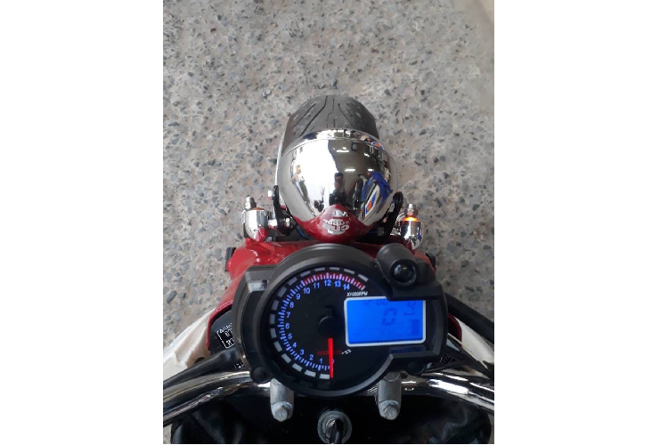 Để có hốc bánh vừa với bộ mâm lốp lớn, cặp giảm xóc "giò gà" nguyên bản của Cub đã phải được nới rộng, đồng thời chuyển hệ thống phuộc ra bên ngoài và sử dụng giảm xóc sau Honda Dream II.