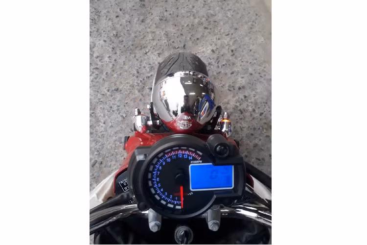 Để có hốc bánh vừa với bộ mâm lốp lớn, cặp giảm xóc "giò gà" nguyên bản của Cub đã phải được nới rộng, đồng thời chuyển hệ thống phuộc ra bên ngoài và sử dụng giảm xóc sau Honda Dream II.