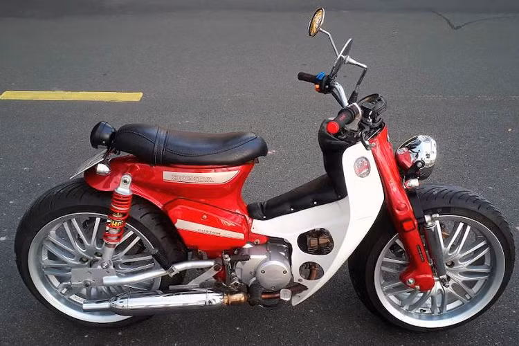 Để có giups xe Honda Cub độ bánh ôtô, động cơ nguyên bản của chiếc Super Cub cũng được nâng cấp lên máy của các dòng Honda 110 như Wave Alpha, Blade... và tỷ số truyền cuối của nhông sên đĩa lớn hơn. Kết thúc bản độ là chiếc yên solo nhưng có thể ngồi 2 người, cùng với yếm trước được cắt đôi và nới rộng bằng đai bạt.