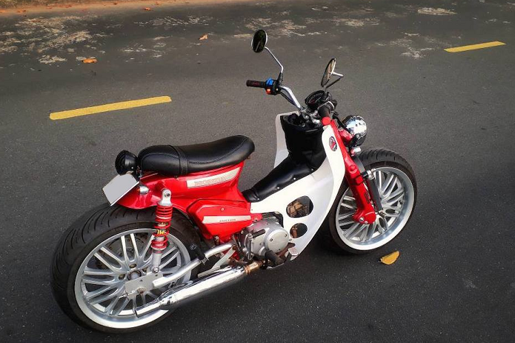 Được đặt tên là Street Cub, về cơ bản phong cách này sẽ thay thế phần đầu nguyên bản bằng ghi-đông trần, cắt ngắn dè sau và đem tới cho chiếc Super Cub cặp bánh với lốp lớn hơn.