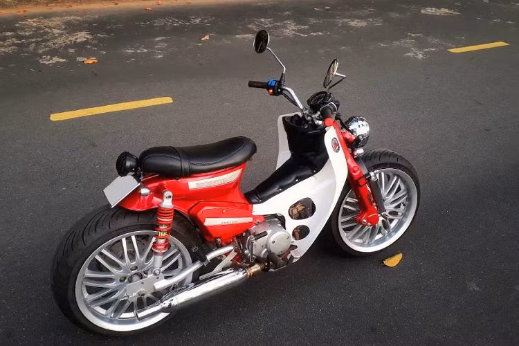 Được đặt tên là Street Cub, về cơ bản phong cách này sẽ thay thế phần đầu nguyên bản bằng ghi-đông trần, cắt ngắn dè sau và đem tới cho chiếc Super Cub cặp bánh với lốp lớn hơn.