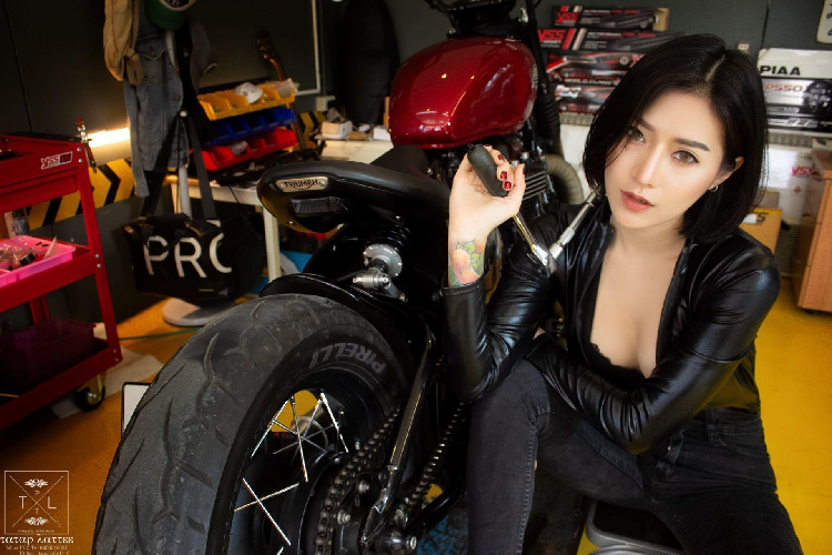 Ý tưởng về một chiếc Triumph Bonneville phong cách Bobber và cũng có thể độ tay lái chopper đã được những người yêu xe và các hãng độ tự thực hiện từ rất lâu. Chính vì vậy hãng xe môtô Triumph phát triển Bonneville Bobber để đáp ứng nhu cầu thị trường những người đam mê phong cách cổ điển nhưng đầy "chất thơ" này.
