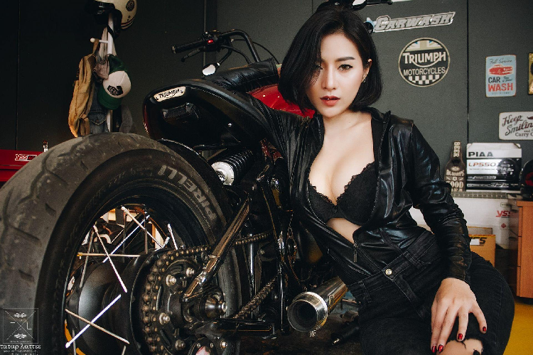 Mặc dù được phát triển dựa trên dòng xe trứ danh Bonneville nhưng phần khung sau Bobber đã được thay đổi mang hình dáng của các dòng Bobber Hardtail (khung cứng), giảm xóc sau của xe cũng được hãng xe Anh quốc khéo léo đặt dưới yên đơn với da bọc cao cấp trên đế đỡ bằng hợp kim nhôm tiện liền khối, ngay sau bình xăng dáng "hạt đậu" đặc trưng.
