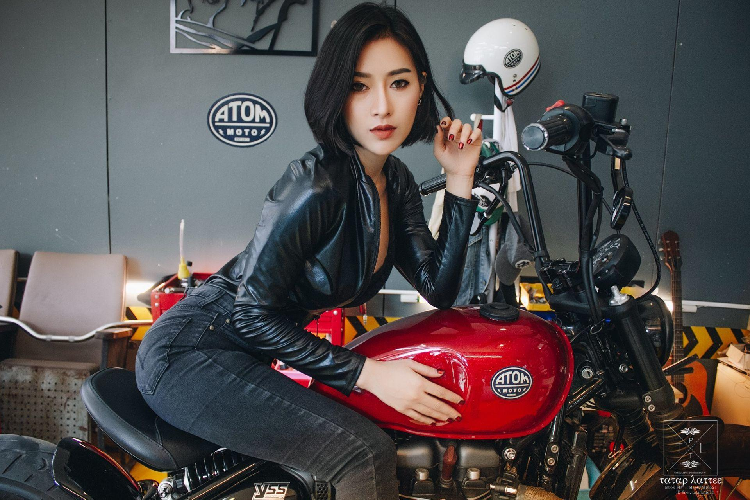 Ở phía trước, chiếc xe vẫn sử dụng đèn pha chóa tròn, nằm hai bên là các đèn xi-nhan nhỏ và đặc biệt là tay lái cao khá giống với một số mẫu xe môtô Harley-Davidson độ dáng chopper. Xe chỉ có duy nhất một đồng hồ báo công-tơ-mét, kèm theo một màn hình LCD đơn sắc nhỏ ở phía trong.