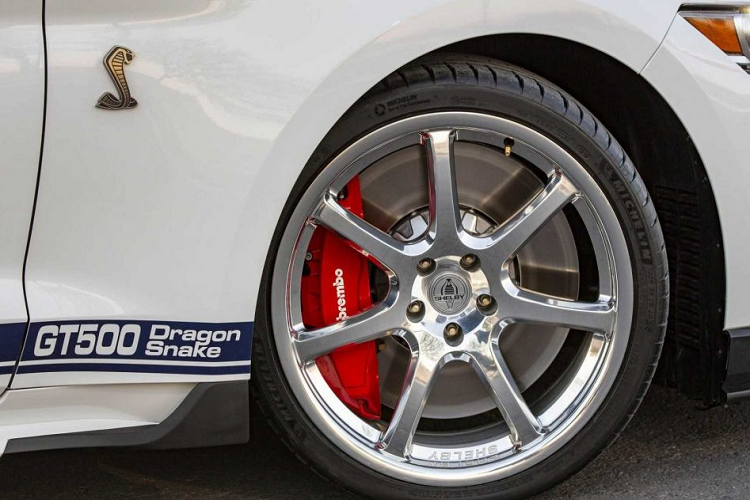 Phía bên trong, ngoài việc thêm thắt một số chi tiết nhỏ thì bất ngờ hơn là Shelby vẫn giữ nguyên hàng ghế sau của xe. Điều đó có nghĩa là bạn vẫn có thể đi cùng với thêm 2 người bạn nữa để cùng nhau tận hưởng niềm vui sau tay lái trên Dragon Snake.