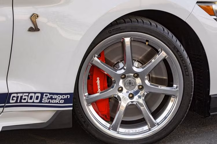 Phía bên trong, ngoài việc thêm thắt một số chi tiết nhỏ thì bất ngờ hơn là Shelby vẫn giữ nguyên hàng ghế sau của xe. Điều đó có nghĩa là bạn vẫn có thể đi cùng với thêm 2 người bạn nữa để cùng nhau tận hưởng niềm vui sau tay lái trên Dragon Snake.