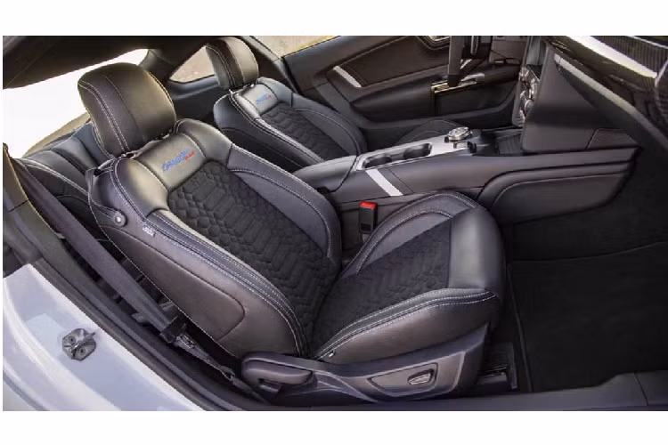 Đi cùng những cải tiến ấn tượng về khả năng vận hành, Shelby cũng không quên “makeup” cho Dragon Snake với hai sọc đua xanh dương bên trên và hông xe, thêm cả decal Dragon Snake với đầu một chú rắn đầy đe dọa nhưng ấn tượng gắn trên chắn bùn sau.