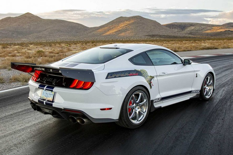 Hộp số tự động 7 cấp li hợp đôi được tối ưu hóa để phù hợp với công suất mới của động cơ. GT500 bản chuẩn có khả năng tăng tốc từ 0-100kmh trong khoảng 3.3 giây và hoàn thành quãng đường thẳng 400m chỉ trong 10.7 giây nên chúng ta sẽ chắc chắn rằng Shelby American GT500 Dragon Snake sẽ là một quả tên lửa thực thụ với sức mạnh lớn hơn.