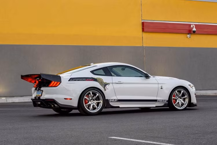 Bên cạnh động cơ, những thay đổi khác bao gồm vành xe mới bằng nhôm, nắp capo carbon đi kèm với cánh đuôi kiểu đua drag, bộ chuyển đổi khí thải tốt hơn cộng thêm kính xe mỏng hơn nhằm giảm trọng lượng.