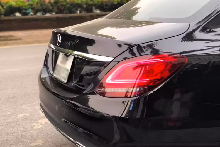 Tên phiên bản của xe cũng đã được gỡ bỏ giống châu Âu. Trên thực tế, đã có nhiều chủ xe Mercedes-Benz lựa chọn nâng cấp mâm để làm đẹp cho xe theo sở thích, thường thấy nhất là dòng S-Class S450L 2019 thường được nâng cấp sang mâm Mercedes-Maybach nhằm thay thế cho mâm 18 inch nguyên bản.